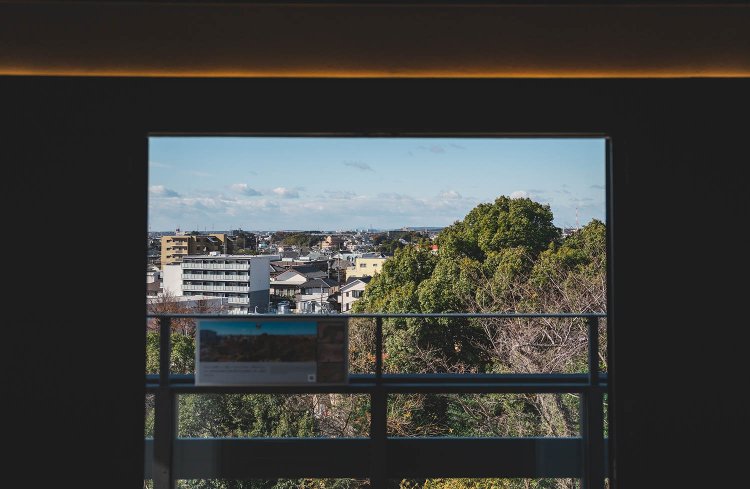 天守閣最上階の内部から外の景色を撮影。まるで額縁に入っているように写した。撮影／ちょりんた（＠chorinta）