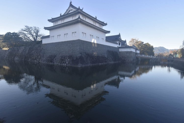 日本の伝統工法で再建された駿府城の巽櫓。橋が架かっている先に東御門がある。