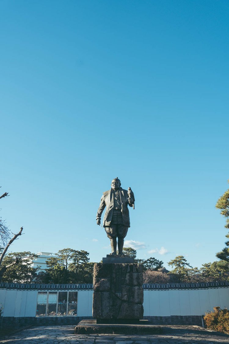 空に溶け込んでしまいそうな徳川家康像。同じような写真になりがちな銅像を、風景の一部にすることで特色を出している。撮影／ちょりんた（＠chorinta）