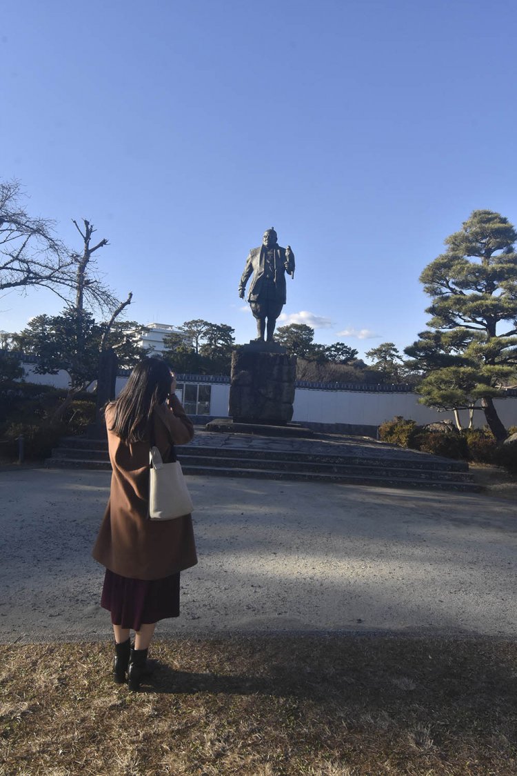 家康像の撮影は少し離れた場所から行っていたちょりんたさん。