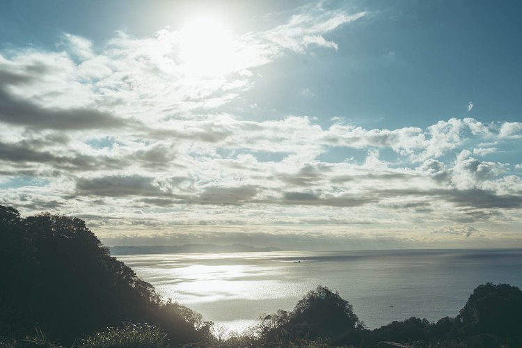 朝の空と光る海面が美しかったので、ロープウェイ待ちの時間にシャッターを押した。撮影／ちょりんた（＠chorinta）