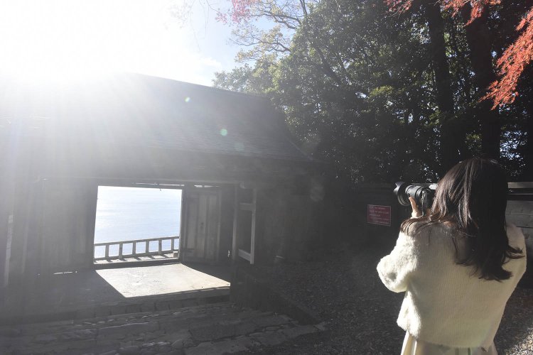 ちょりんたさんとの違いは、逆光がきつすぎるところ。一ノ門のフォルムがわからない部分が出てしまった。