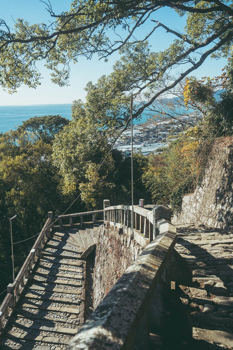 石段と木立を効果的に配し、街並みや海岸線との遠近感を際立たせた。撮影／ちょりんた（＠chorinta）