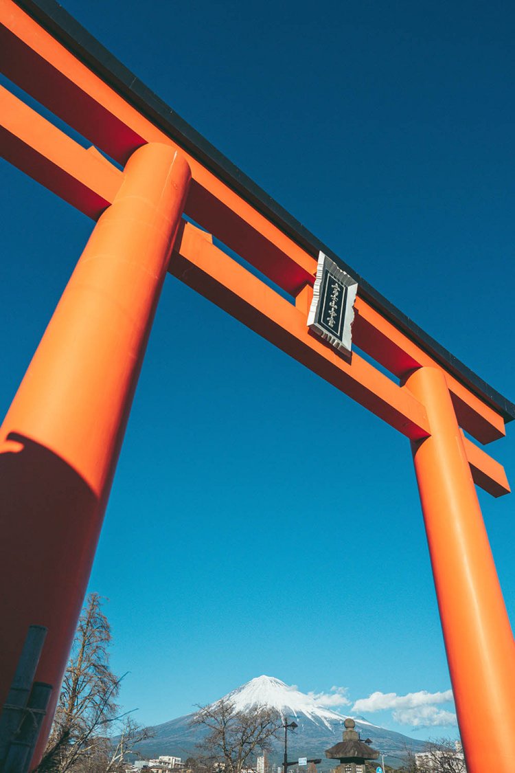 鳥居が富士山をまたいでいるような構図とし、住宅などに目がいかないように工夫。撮影／ちょりんた（＠chorinta）