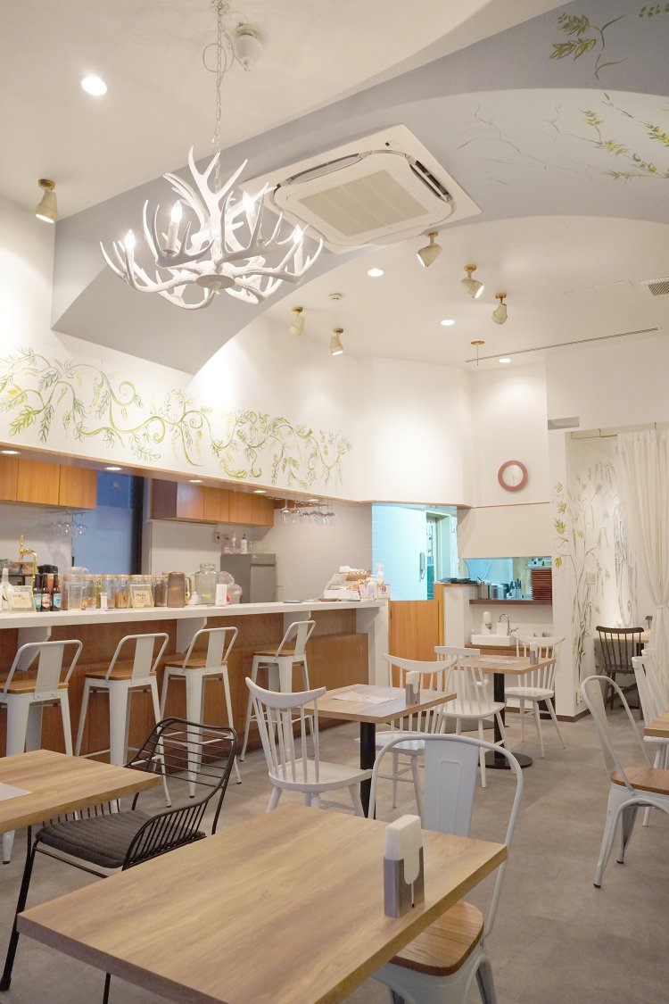 白を基調にした店内は明るく広々。