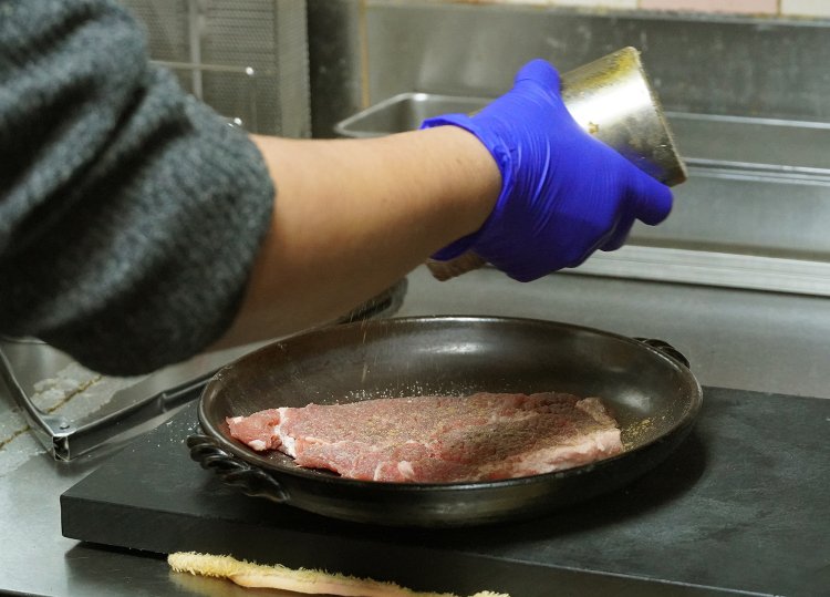 この大きさ！豚肩ロースステーキは1人前で約200g。