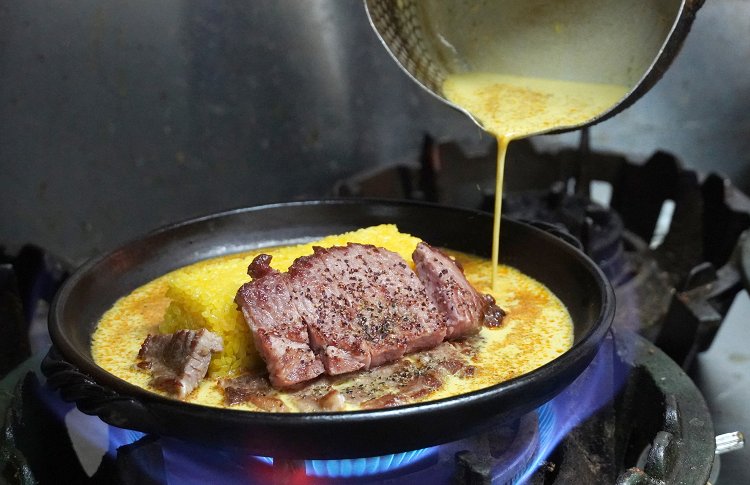 温めたカレーを流し入れる。