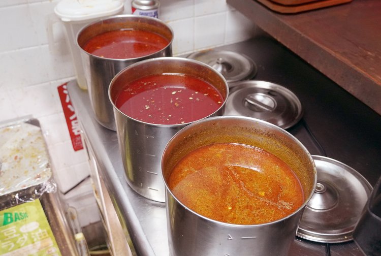 手前から1辛、2辛、3辛のカレー。奥に行くほど辛くなる。色の違いは一目瞭然だ。