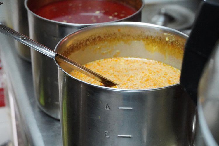 上と同じ1辛の鍋を混ぜるとこんな色に。