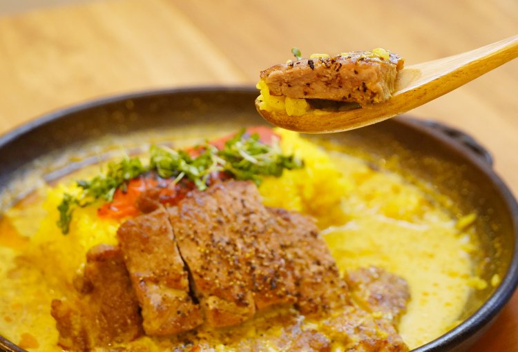 カレーと豚肉、ターメリックライスをいっしょにひと口。