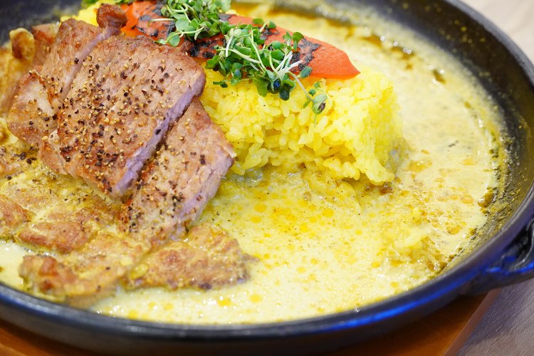 熱された陶板の上でカレーも豚肉もぐつぐつ。