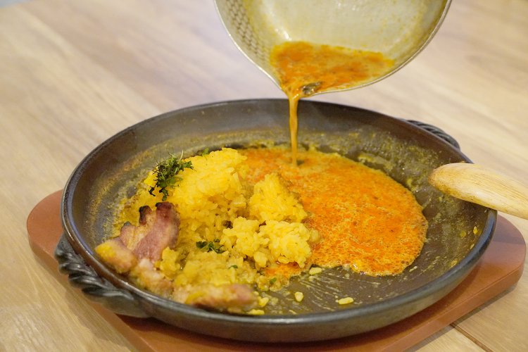 モアカレーを入れてくれる。