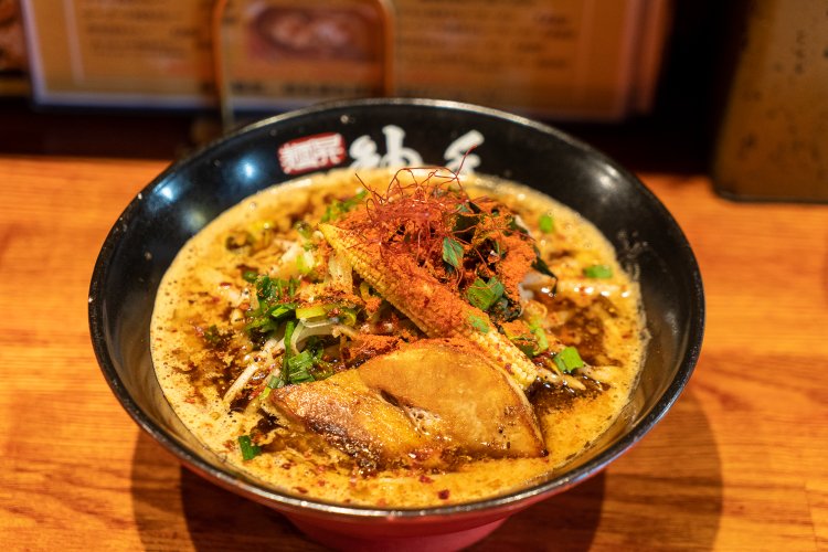 四川風辛味噌ラーメン「赤」850円。今回は唐辛子も山椒も普（普通）を注文した。