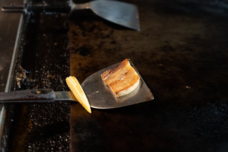 ラーメンにのせるチャーシューとヤングコーンは鉄板で焼く。