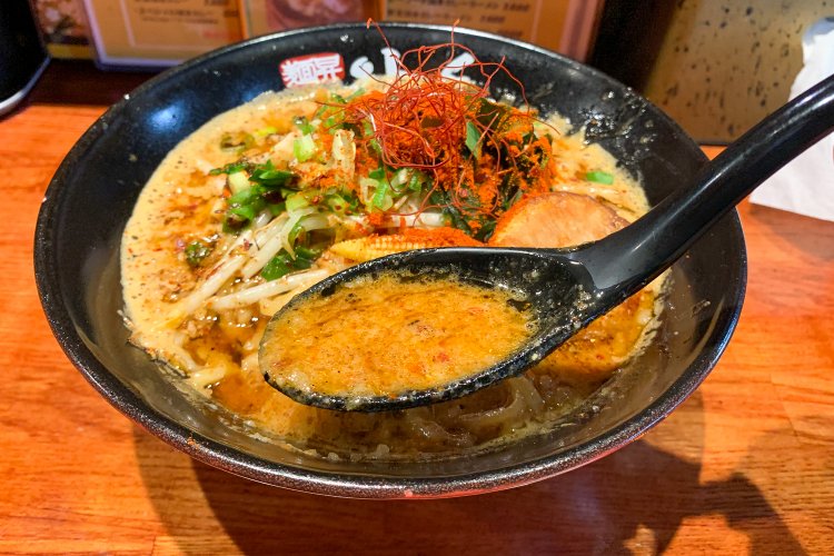 自家製の焦がしニンニクねぎ油も入って、最後まで冷めにくく、身体が温まる。