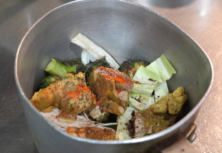 メニューに合わせ調理した具材と、オーダーされた辛さの唐辛子を鍋に入れ、ルーを注いであたためる。