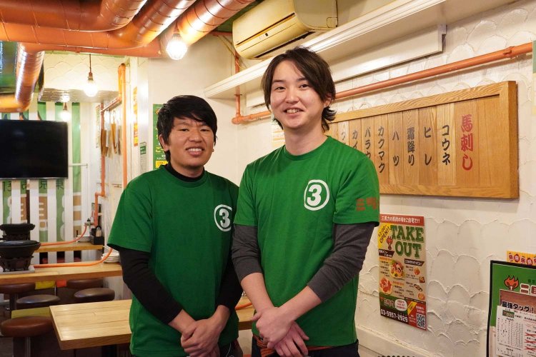 猶本店長（左）とスタッフのタパ・マガール・プラカシュさん。
