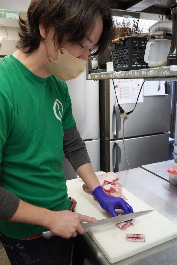 繊維から旨味が逃げないよう、引き切りでカットする。