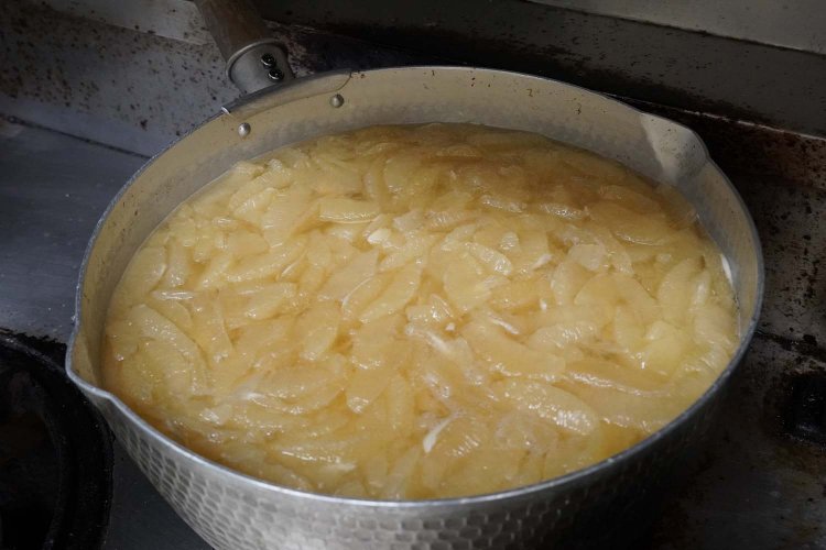 果実の薄皮をむき、種も除いて、砂糖を入れてじっくりと煮詰めていく。