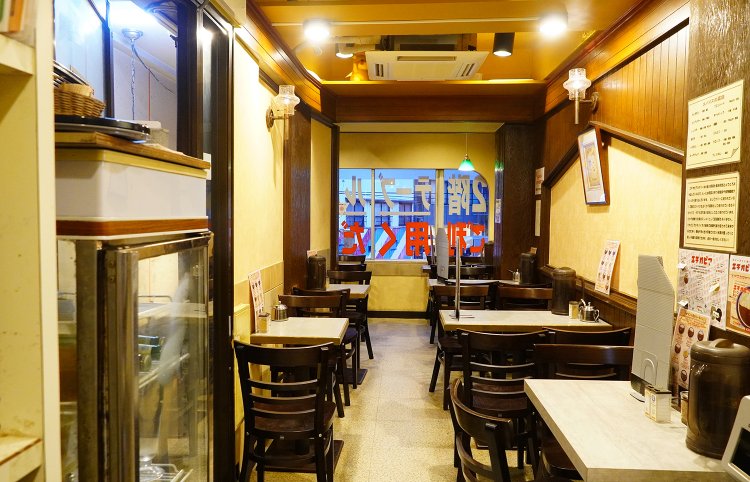 1階はほとんどがカウンター席で、2階はテーブル席。