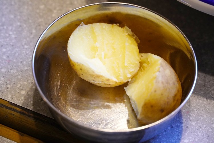 食べ放題の蒸しジャガイモ。1日に提供される量はなんと30〜40kg。