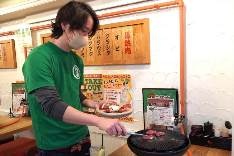 最初は部位の説明をしながら、お手本の焼き方を見せてくれる。