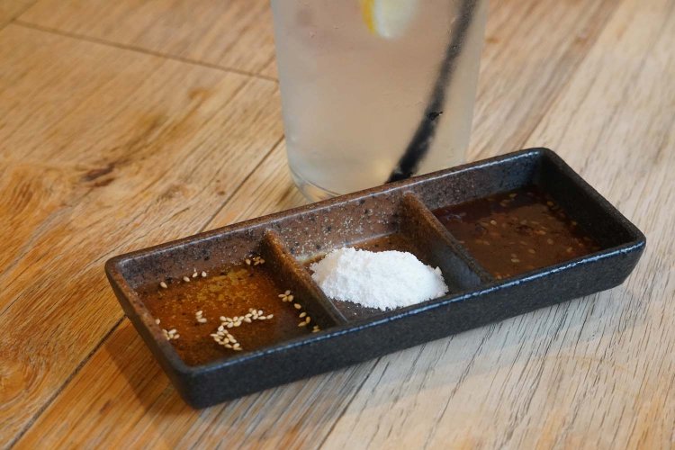 濃いめとさっぱりの自家製タレと、雪塩の3種類で楽しめる。