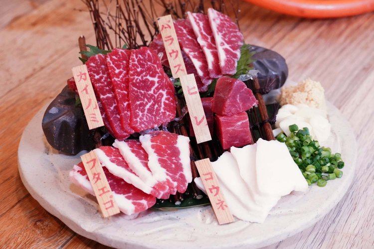 極上馬刺し5点盛り合わせ（1人前）1340円。写真は2人前。