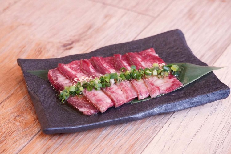 歯ごたえのあるタン芯を使った炙りタン刺し1400円。