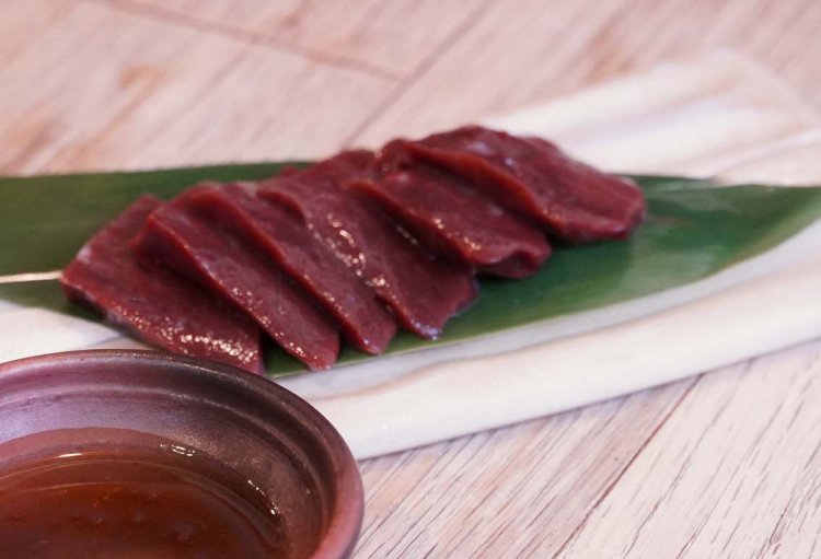 入手困難なレバー刺し1420円。