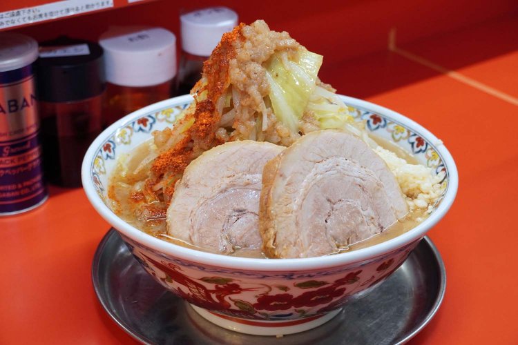 山のようなトッピング。平日でも1日、モヤシ約60㎏、キャベツ約10玉分を使用するという。