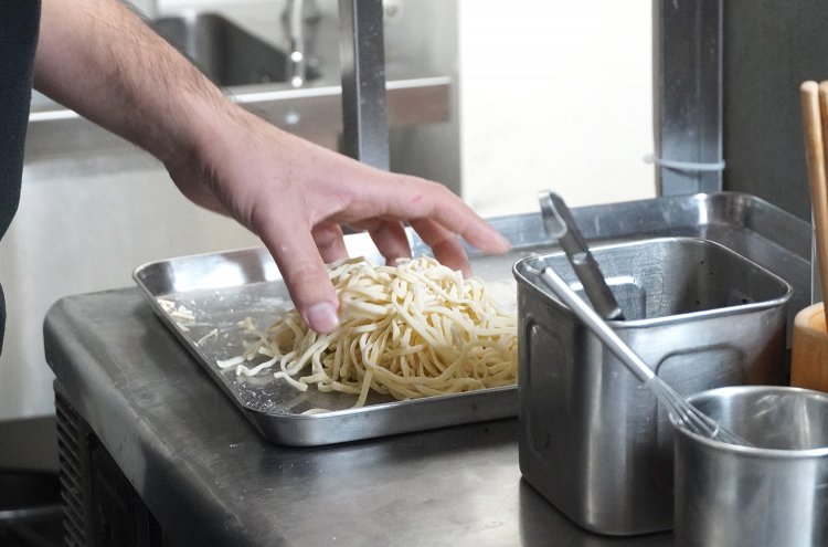 ピカピカの厨房で作業していたのが印象的。