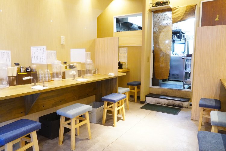 明るい内装の店内。カウンター8席と、奥にテーブル席を配する。