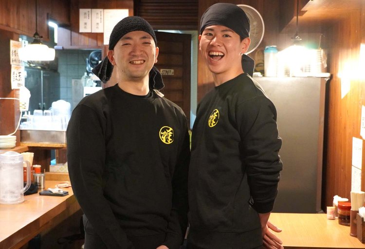 店主の古川さん（左）とスタッフの中分（なかぶん）さん。仲の良さが伝わって、店も明るい雰囲気だ。