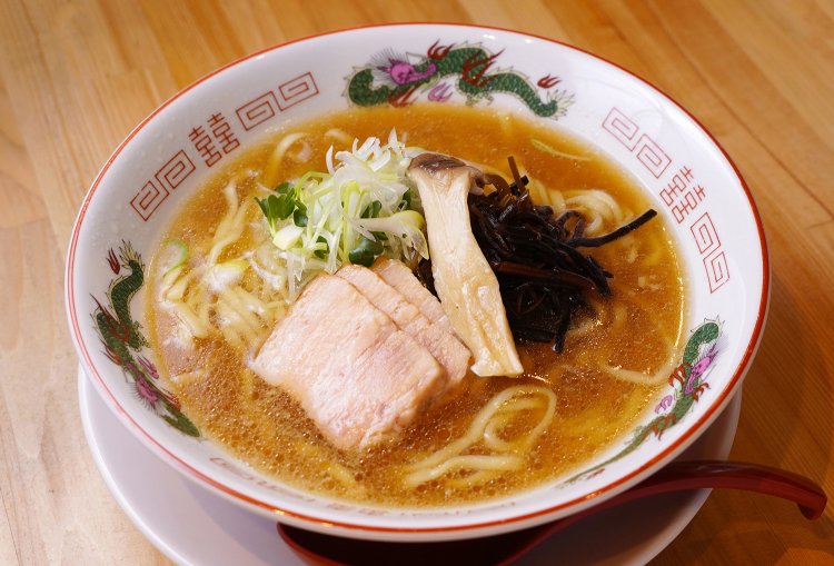 チャーシュー、ネギ、刻んだカイワレ、ひじき、エリンギなど独特のトッピングの中華そば（並）750円。