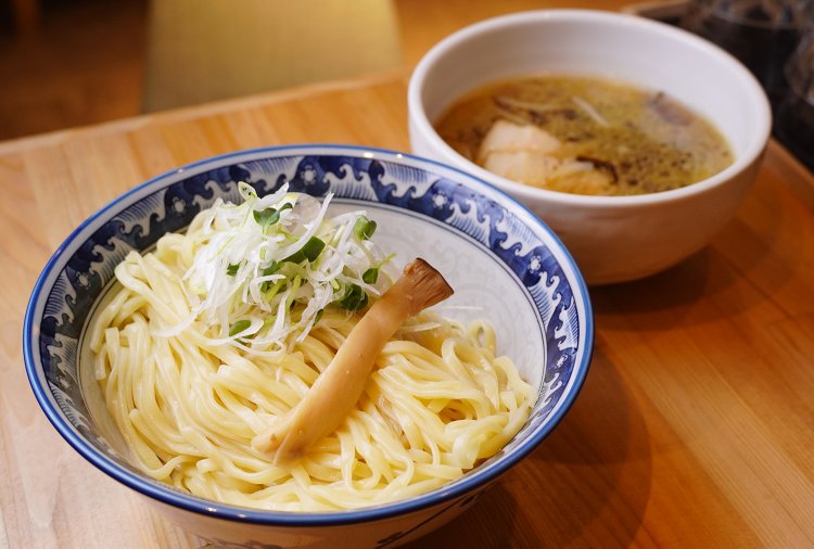 割りスープは鰹出汁を使い、最後までおいしくスープを飲み干せるつけ麺850円。