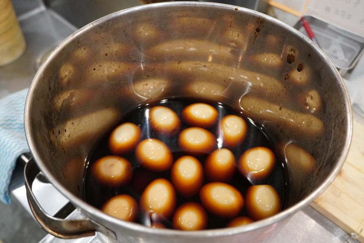 店舗で作る自家製の煮卵。半熟具合と煮汁の味が染みこんだコクがたまらない。
