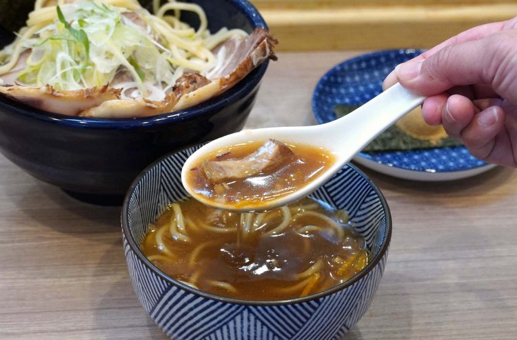 スープにはメンマや刻みチャーシューもゴロッと入っており、食べごたえがある。