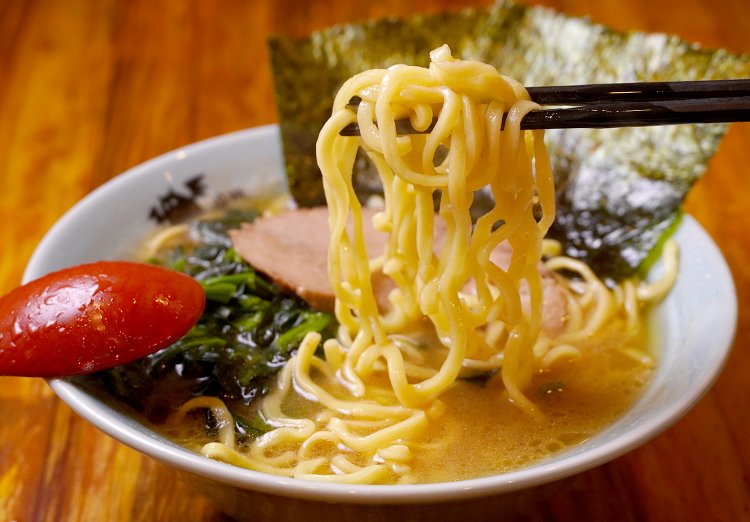 中太ストレート麺に、肩ロースのチャーシューやほうれん草、大きめの海苔がトッピングされる。