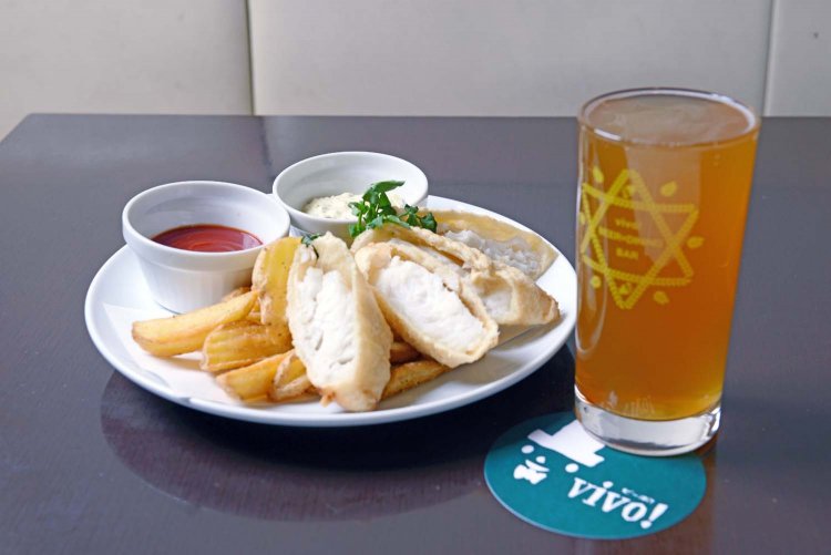 VIVOハウスエール42 S950円、M1100円、L1250円。フィッシュ＆チップス1200円。