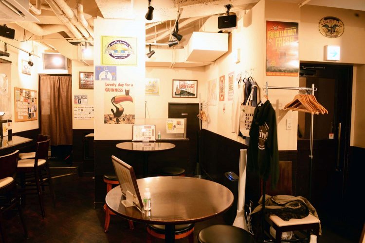 落ち着きのある色調でまとめられた店内。いい時間が過ごせそうだ。