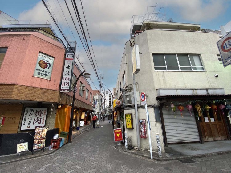 ベルロードは、大型家電量販店から吉祥寺シアターまで続く小道。