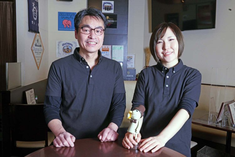 オーナーの佐々木博之さんとスタッフの七絵さん。