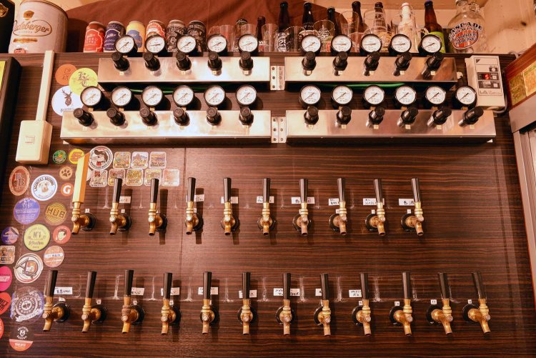 冷蔵庫と直結した22個のタップが並ぶ姿が圧巻だ。