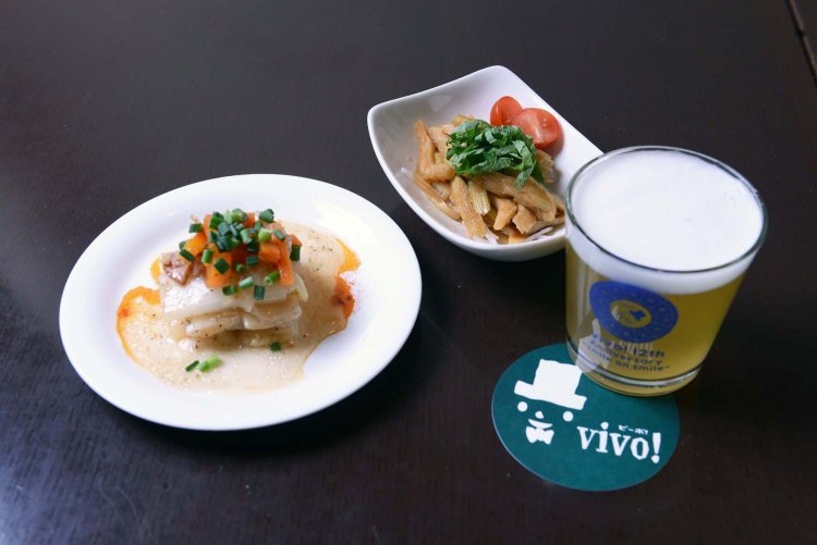 三面六臂S1050円、M1200円、L1350円。セロリのレモン醤油漬け600円、長ねぎのマリネ700円。