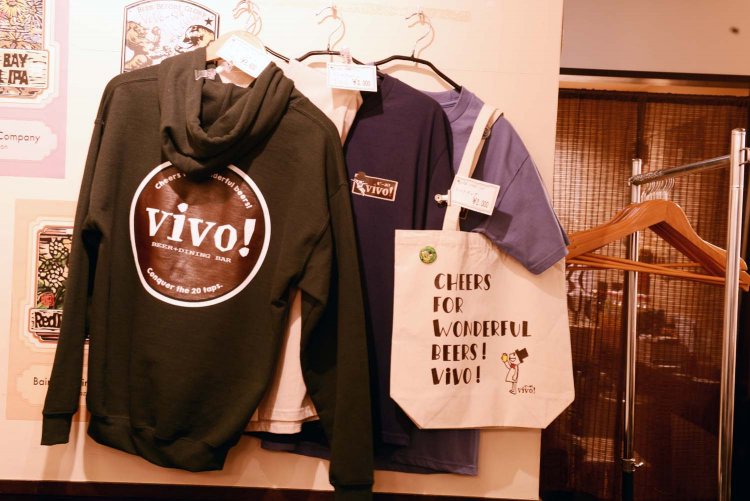 熱心な『vivo!』ファンも多く、彼らのリクエストもあってTシャツ、パーカー、トートバックなどのオリジナルグッズも生まれた。