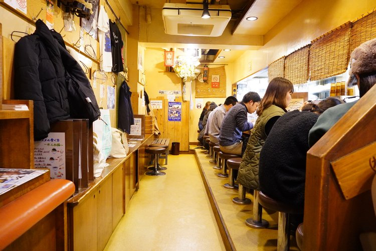 ズラリと並んだカウンター席のほか、テーブル席もある。