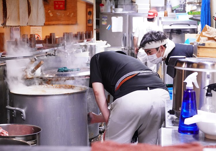 鍋の状態を見ながらまわりを掃除。厨房はいつもピカピカで脂臭さもない。