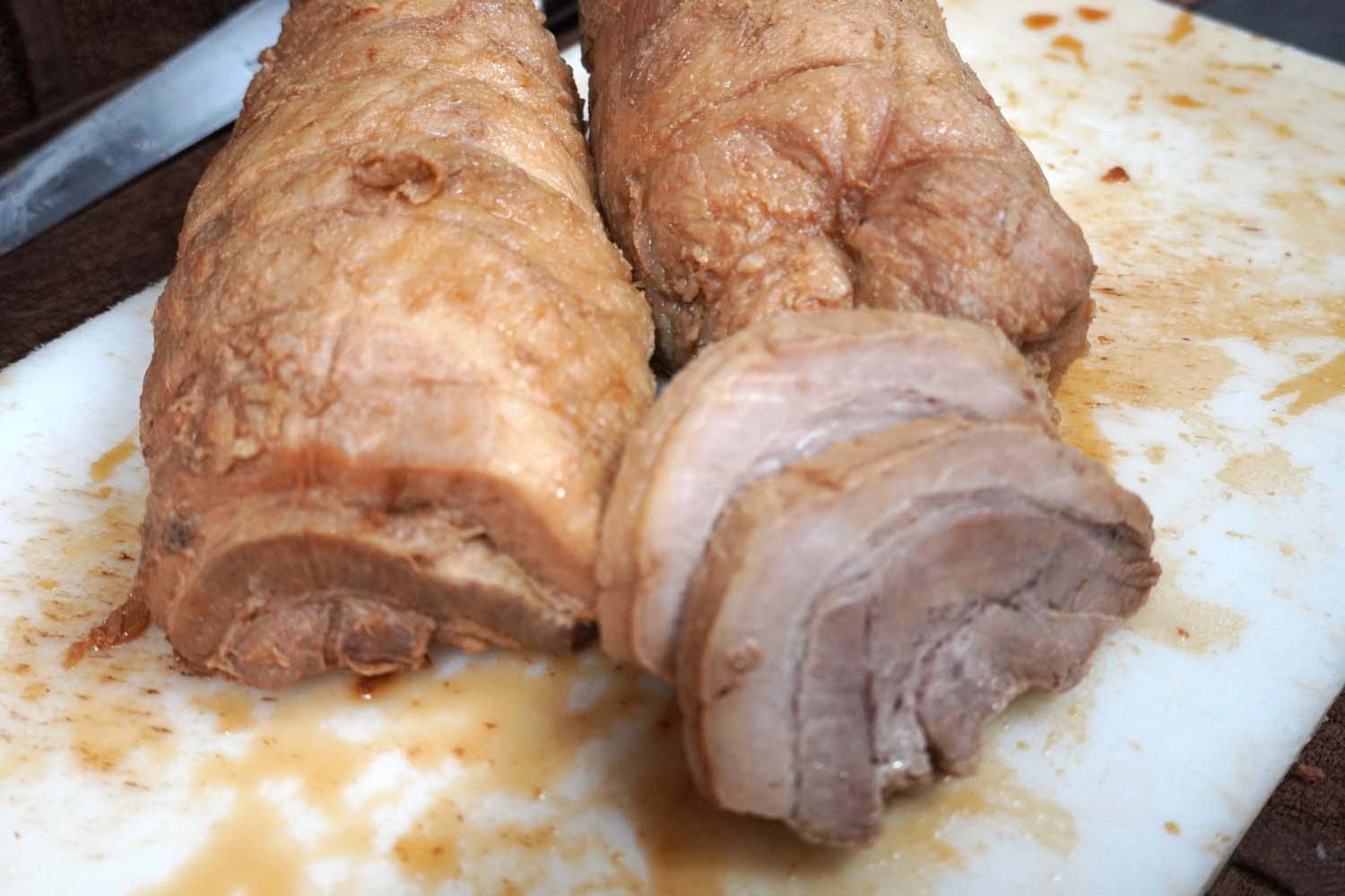 豚モモ肉は出汁も出るが旨味も強い。じっくり煮出すことで中まで火を通し、柔らかくジューシーな食感を作りあげる。