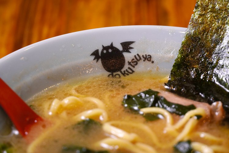 食べている間、店のキャラクターであるコウモリとちょいちょい目が合う…。